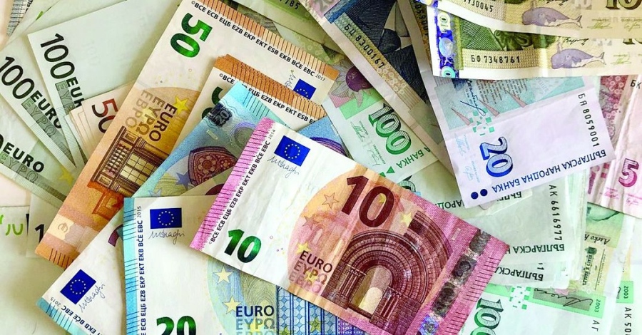 Еврото остава под 1,07 долара