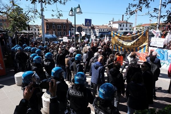 Сблъсъци между полицията и протестиращи срещу туристическата такса във Венеция