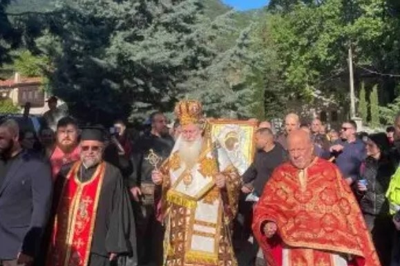 С надежда за чудо: Литийно шествие от Бачковския манастир с чудотворната икона на света Богородица