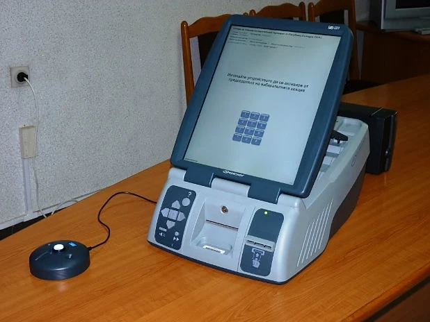 В 5 избирателни района се провежда експериментално машинно гласуване