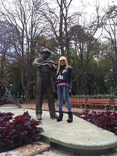Лили Иванова се снима пред паметника на Тодор Колев 