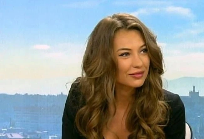 Никол Станкулова с дрехи за 100 бона