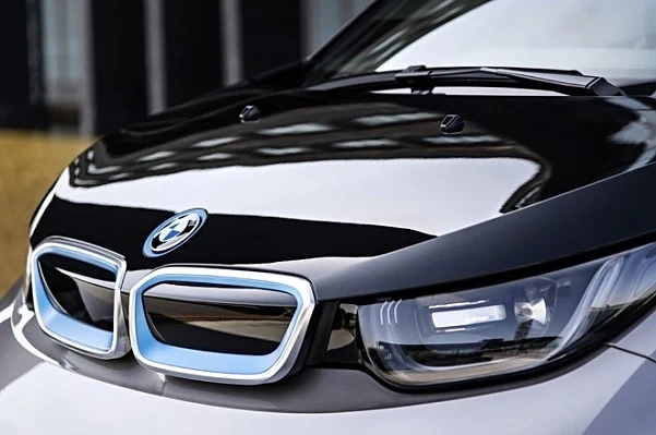 Мотивират студенти с BMW-та