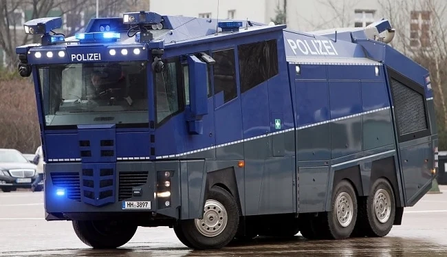 Луд стреля в гимназия в Германия