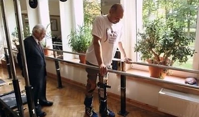 The Guradian: Българин прохожда след революционна операция 