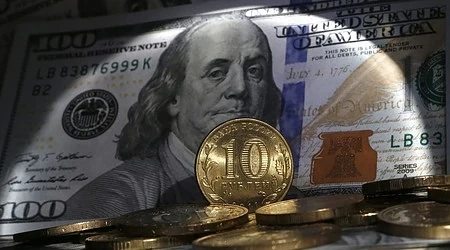 Рублата се девалвира рекордно от две години насам в очакване на нов рейтинг от S&P