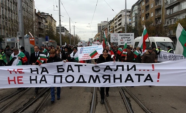 Стотици протестират срещу Бат Сали 