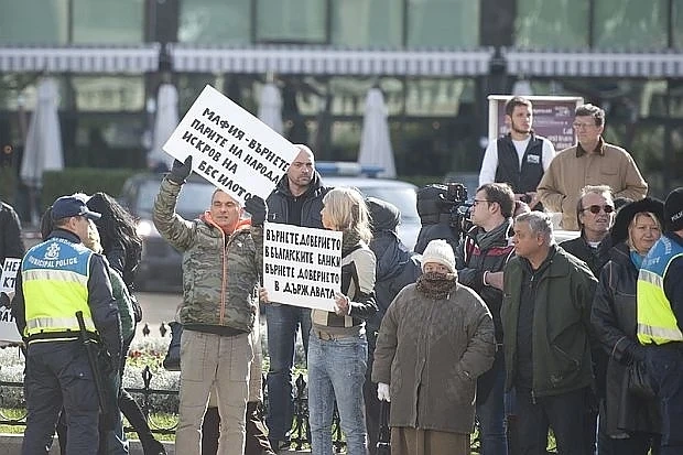 Вложители в КТБ искат среща с Цачева