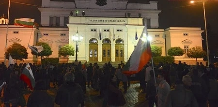 Граждани протестираха пред Народното събрание срещу наливането на пари в КТБ
