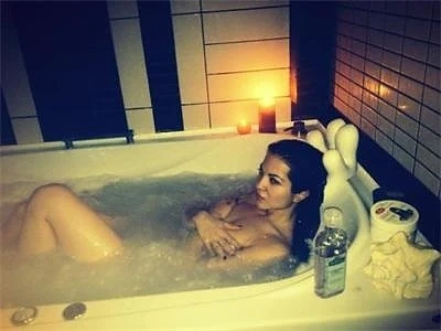 Райна качи гола снимка във вана