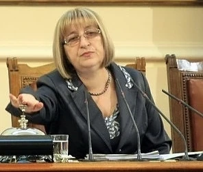 Цачева върна на работа отстранен главен секретар на НС