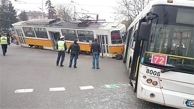 Шофьорът на автобуса, блъснал трамвай: Спирачките ми отказаха, минах на жълто