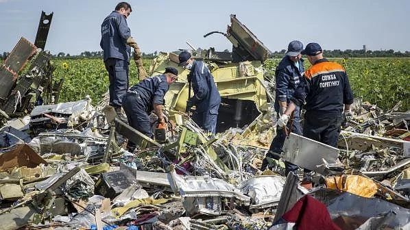 Утре изтеглят останките от разбилия се малайзийски самолет в Източна Украйна