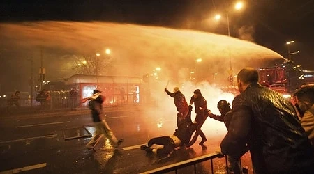 Полската полиция разпръсна с водни оръдия националисти