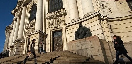 Петиция настоява за отваряне на парадните входове на обществените сгради
