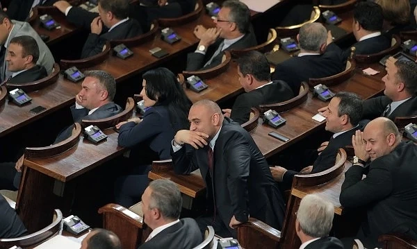 Депутатите ще се разминат със своя ТВ, спасиха се и от тест за дрога