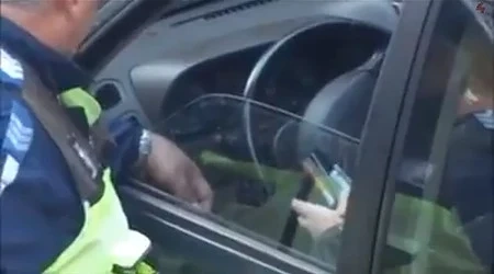 Полицаят, заснет да взима подкуп, поискал да се пенсионира