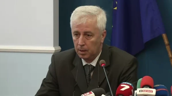 Пиарката на Москов пази баща си - шефът на ВМА