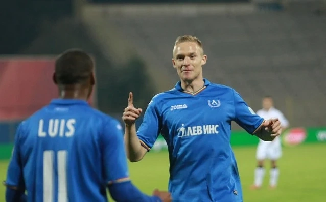 Нерви, картони и 3:0 за \