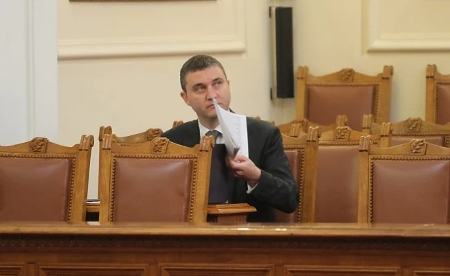 Замразяват минималната заплата, вдигат пенсиите с 5 лв.