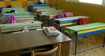 Ученик напуска училището си след протест на родители