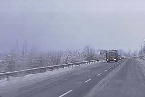 ТИР се преобърна на заледен път край Добрич 
