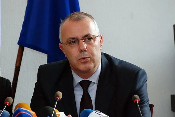 Униформени и цивилни полицаи пред банки ще пазят вложителите на КТБ