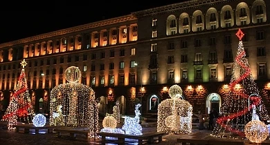 Коледната елха грейва в София