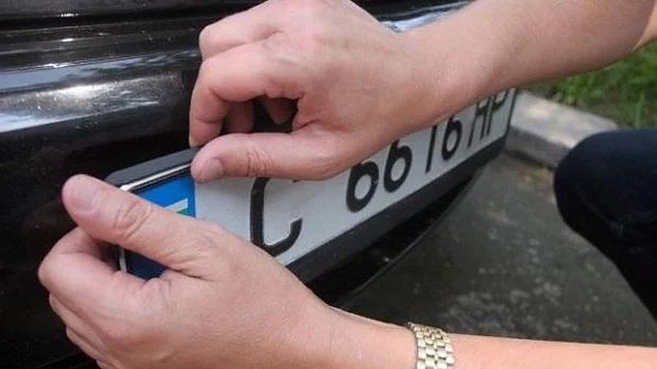 КАТ слага номера на колата по домовете срещу 13 лв.