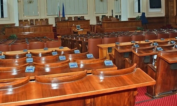 Експерт: Служебните лица в НС са твърде много