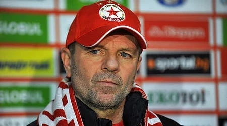 Стойчо Младенов започна чистка