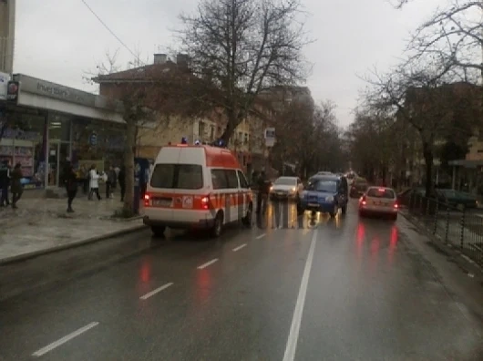 Пешеходец от Гоце Делчев оцеля, блъснат от два автомобила един след друг 