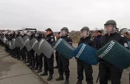 Жена е повалена с удар в главата в разбунтувалото се село Дебелт
