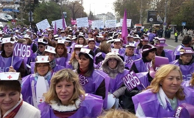 Протестиращите на КНСБ тръгнаха към НС