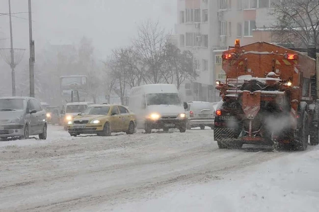 Хлъзгави и опасни участъци в София
