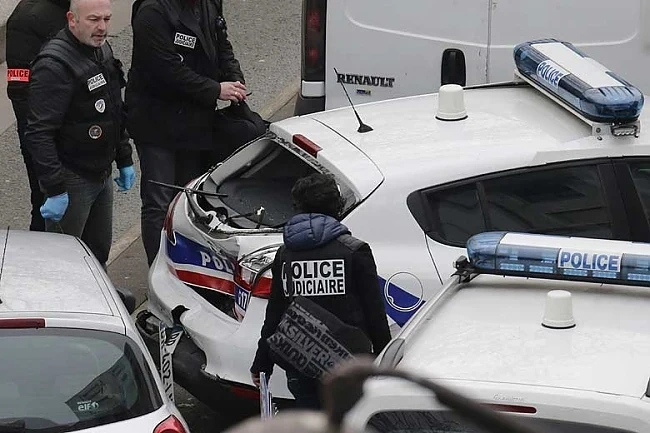 Двама мъже се барикадирали в къща край Париж, подозират, че са терористите