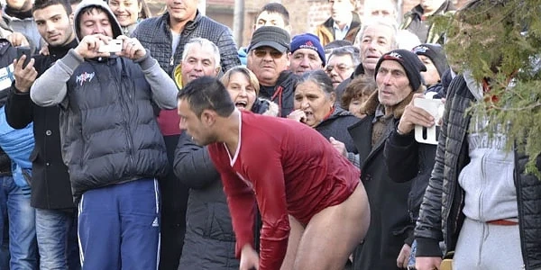 Съдят ромът развял пениса си на Богоявление