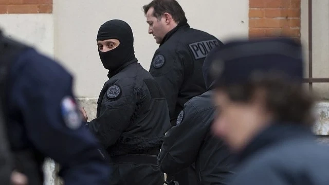 Терорист държи 5-ма заложници в Южен Париж
