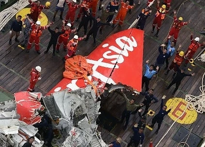 Извадиха от морето опашката на разбилия се самолет на „Air Asia” 
