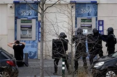 Мъжът, който взе заложници в пощенски клон в Париж, се предаде на полицията