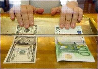 Еврото удари дъното спрямо долара