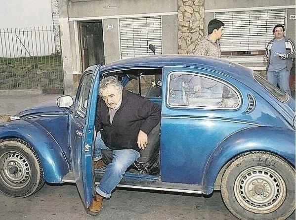 Президентът на Уругвай качи пътник на автостоп