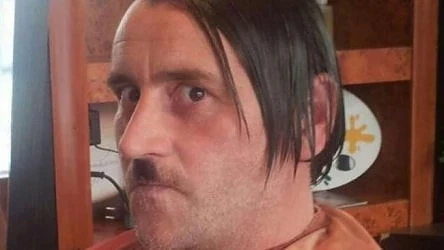 Скандал! Антиислямист се прави на Хитлер
