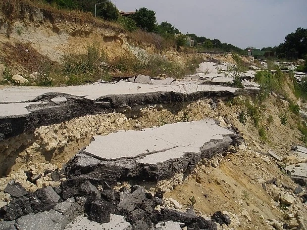 Свлачища блокираха страната