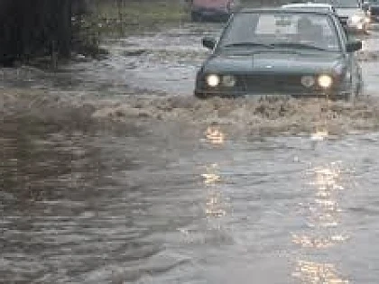Спасители и полицаи ще продължат да участват в аварийнo-възстановителните работи