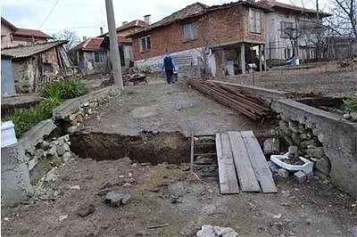 Свлачище погълна къща в Кърджалийско, евакуират още 20