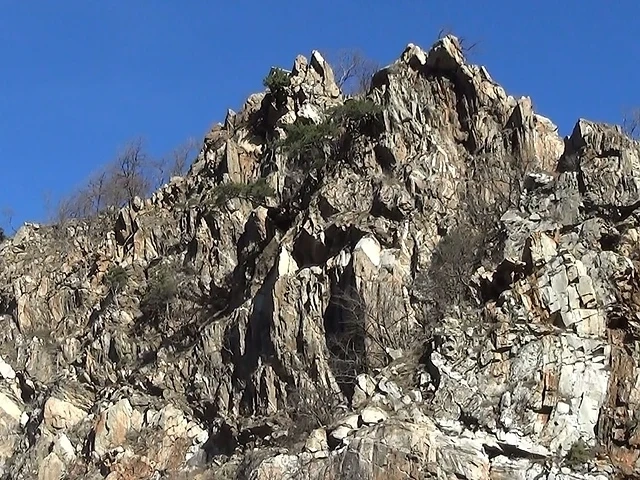Огромна скала надвисна над къщите в Кричим