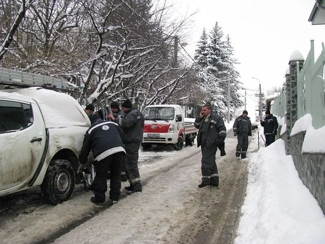 Снежната буря остави хиляди абонати на ЧЕЗ без ток
