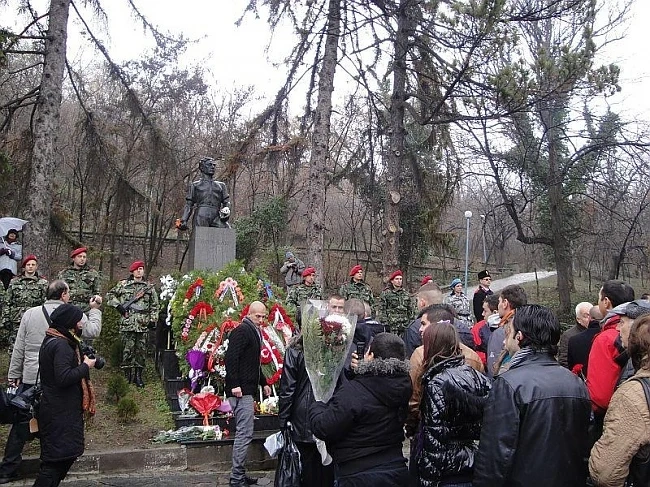 Хиляди българи отдадоха почит на Апостола на свободата