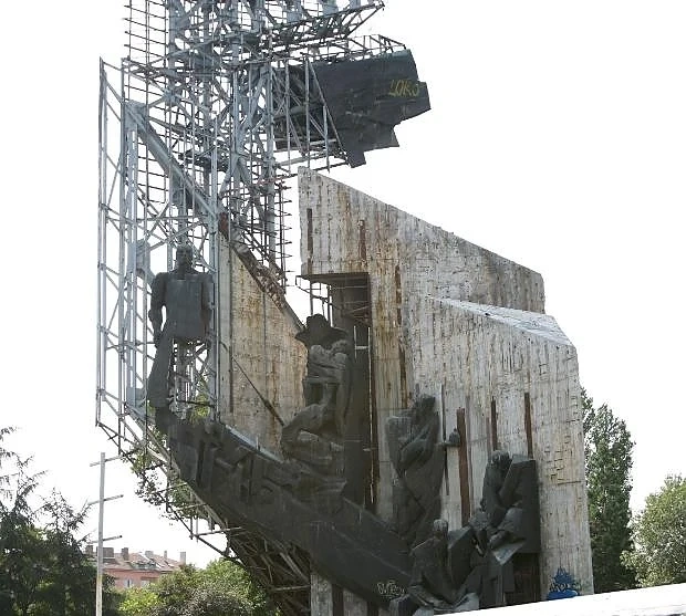Съдбата на паметника пред НДК 